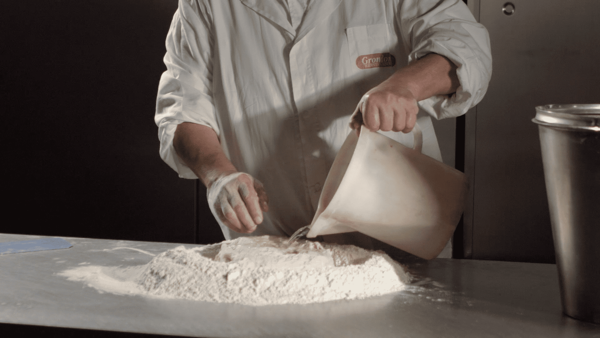 Lavorazione impasto aggiunta acqua